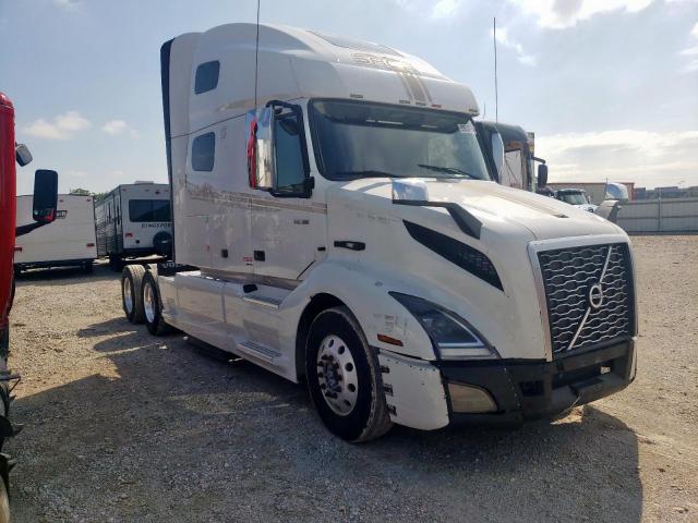  Salvage Volvo Vn