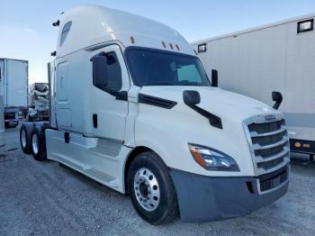  Salvage Freightliner Cascadia 1