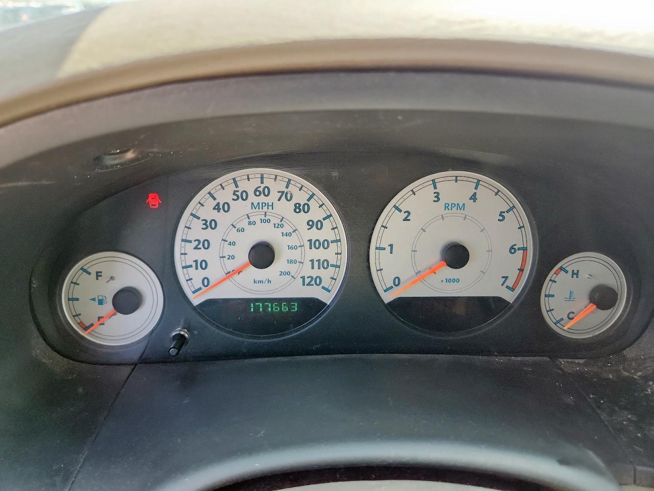 Chrysler Minivan Touring Image 4