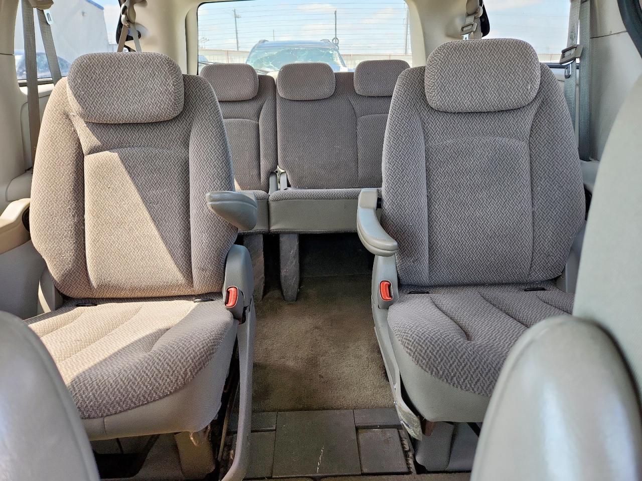 Chrysler Minivan Touring Image 11