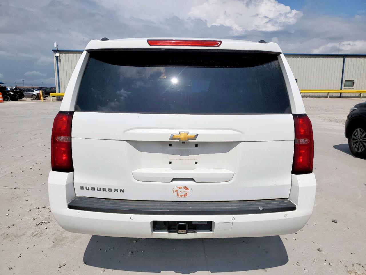 Chevrolet Suburban C1500 Image 4
