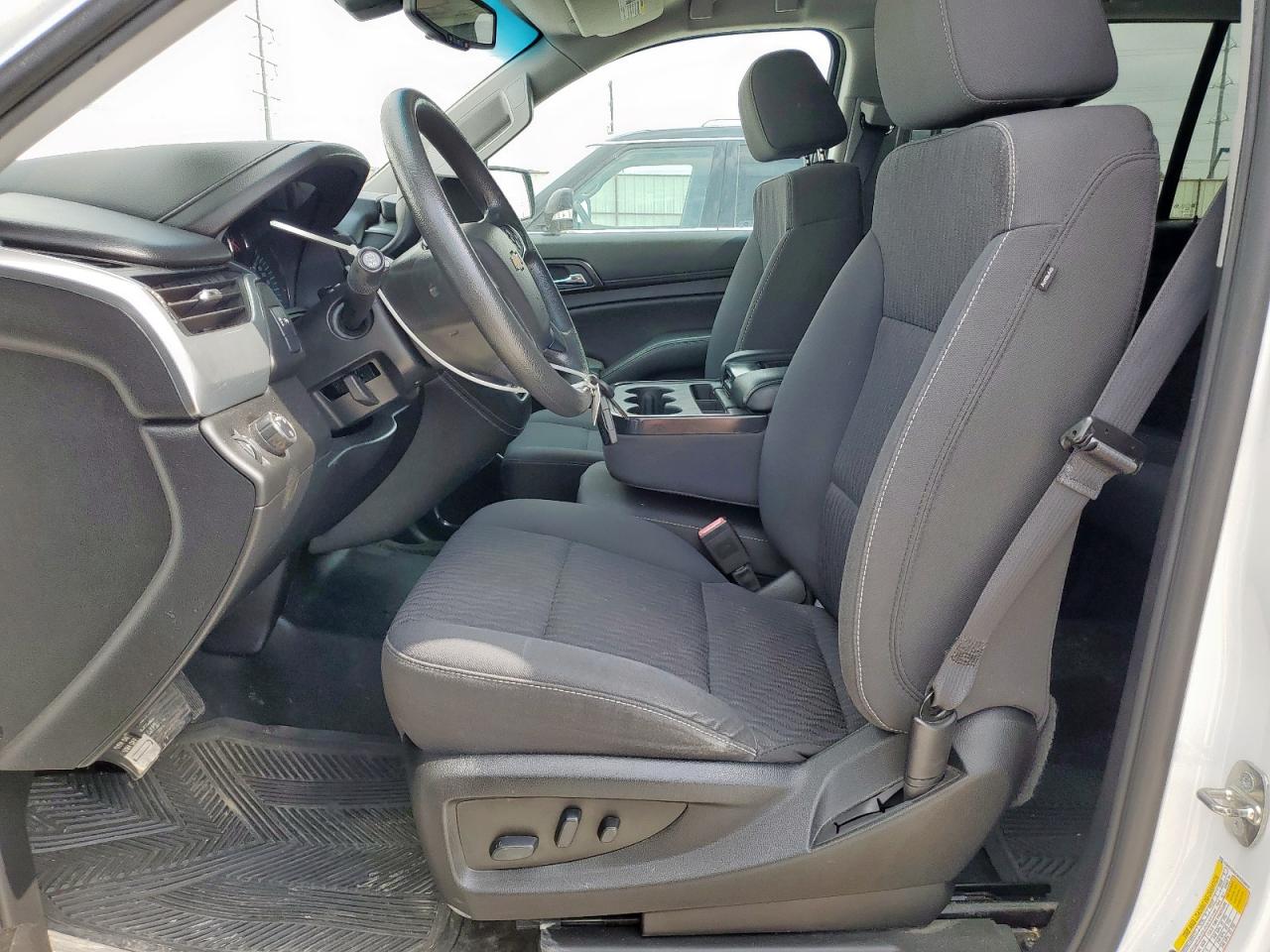 Chevrolet Suburban C1500 Image 3