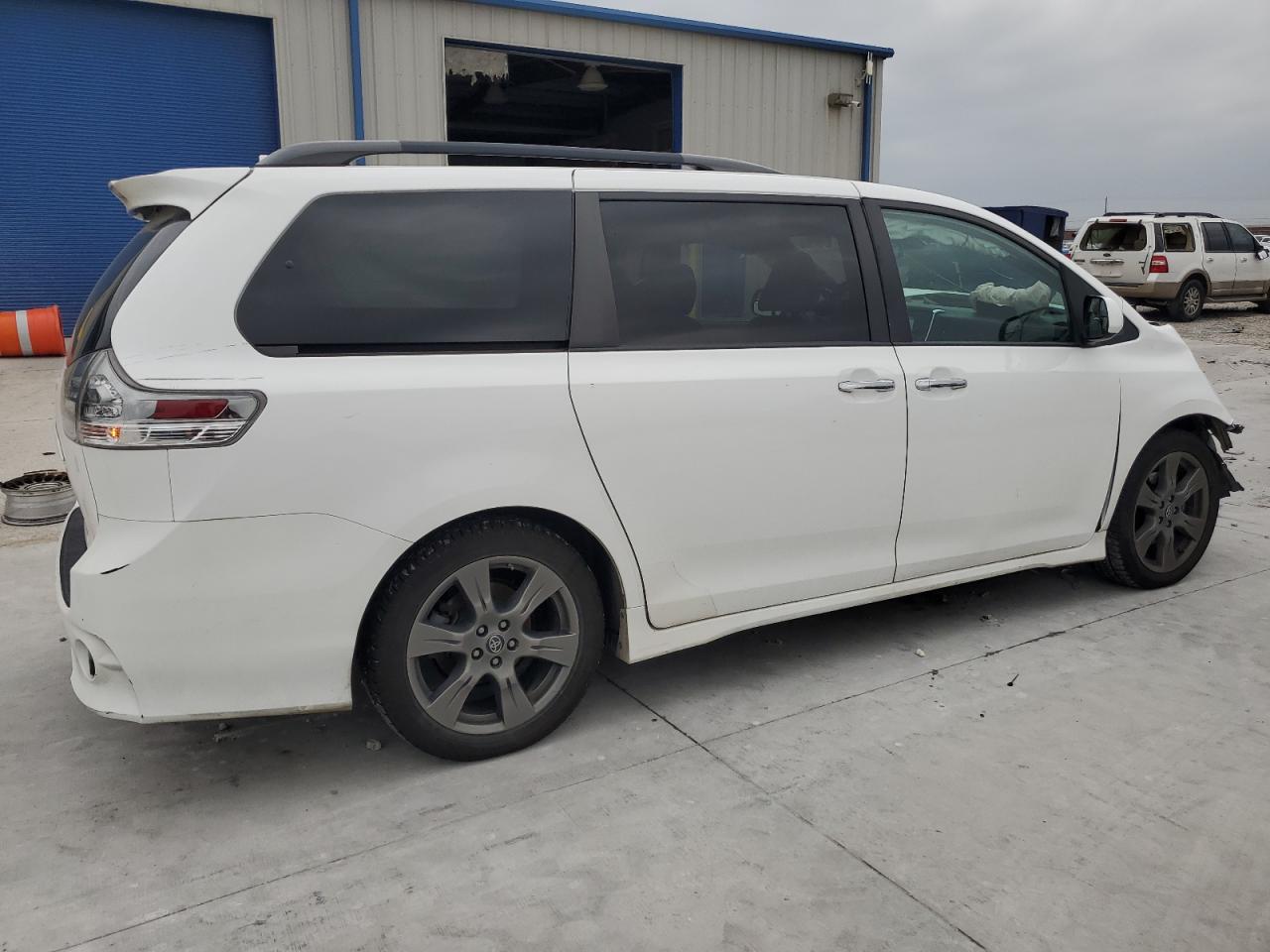 Toyota Sienna Se Image 8