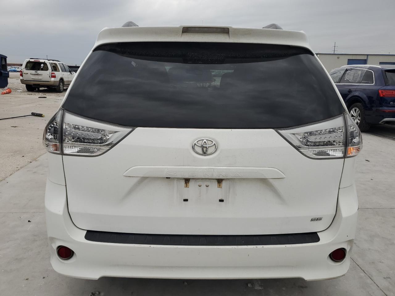 Toyota Sienna Se Image 3