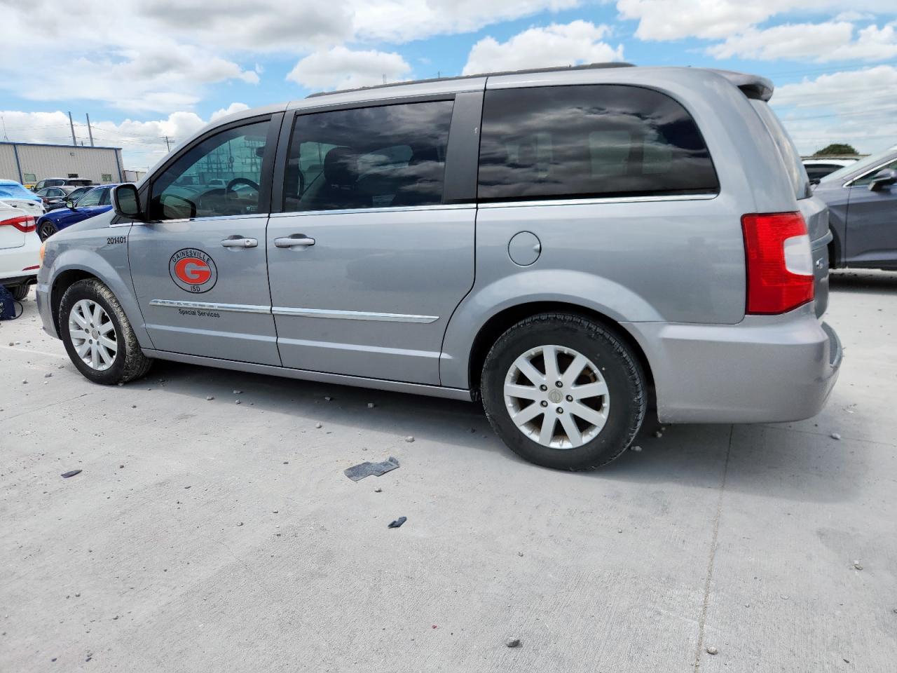 Chrysler Minivan Touring Image 2