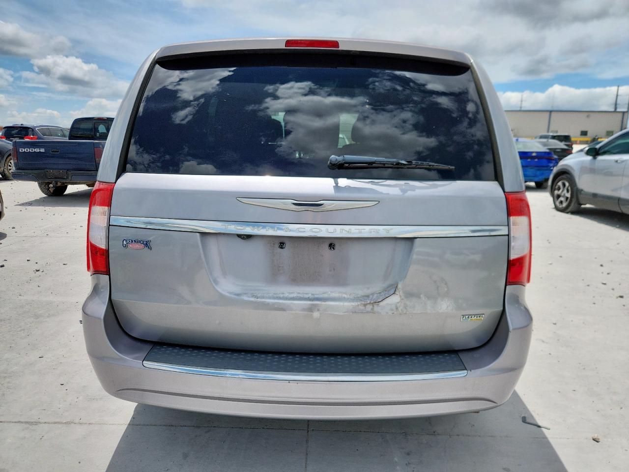Chrysler Minivan Touring Image 3