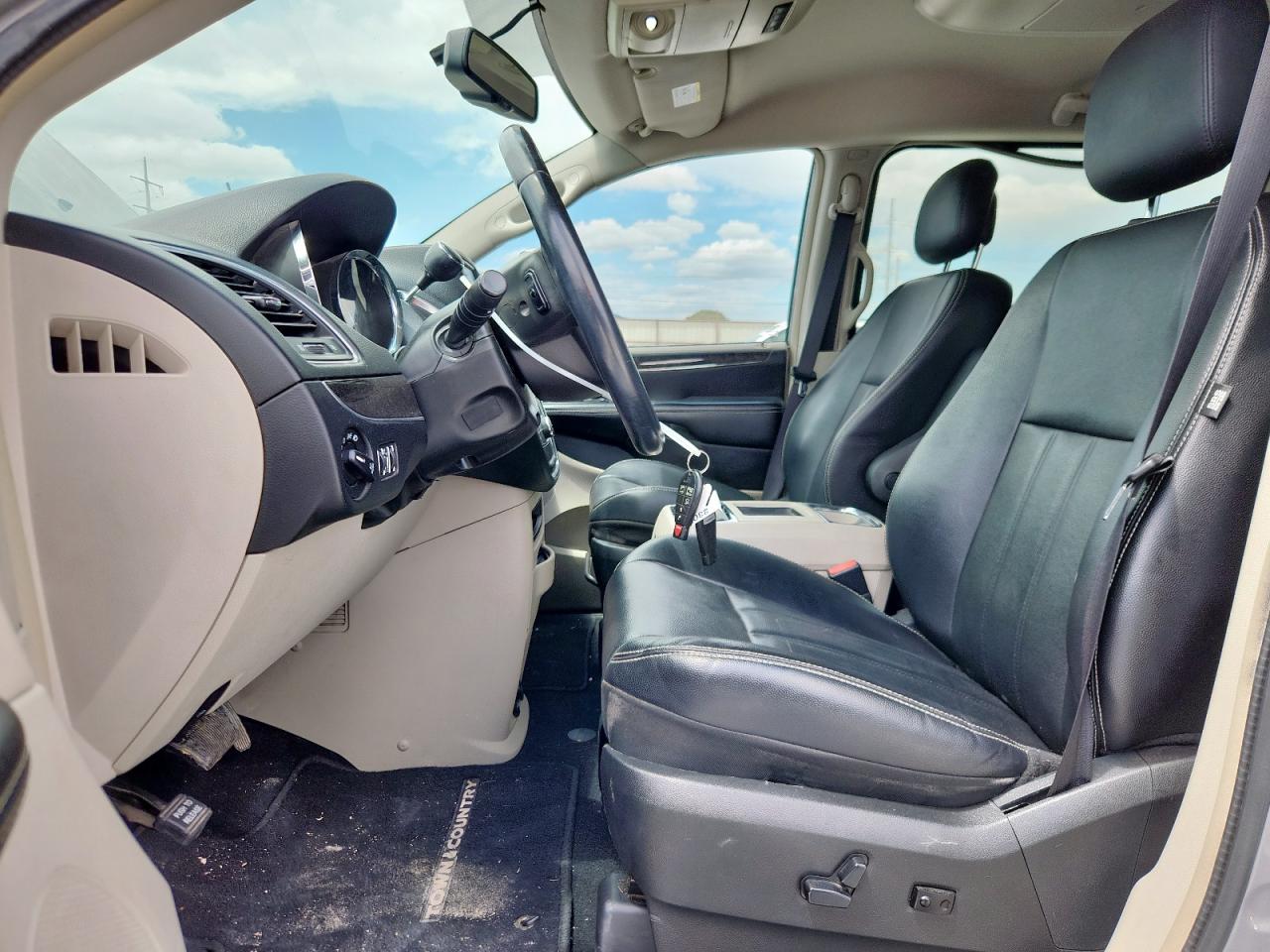 Chrysler Minivan Touring Image 5