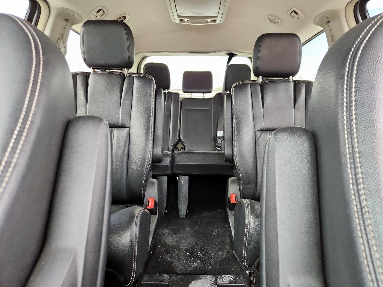 Chrysler Minivan Touring Image 8