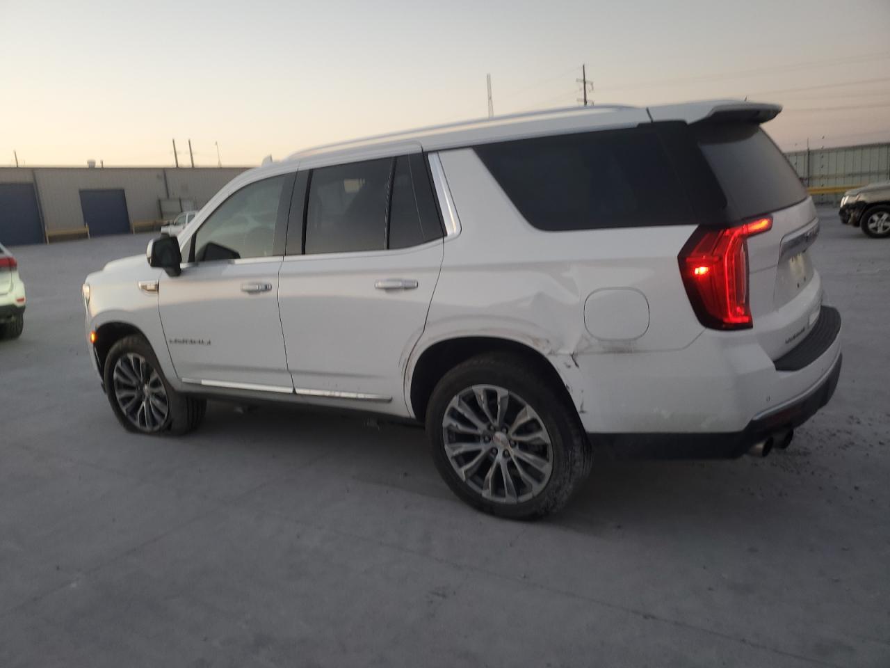 GMC Yukon Denali Image 3