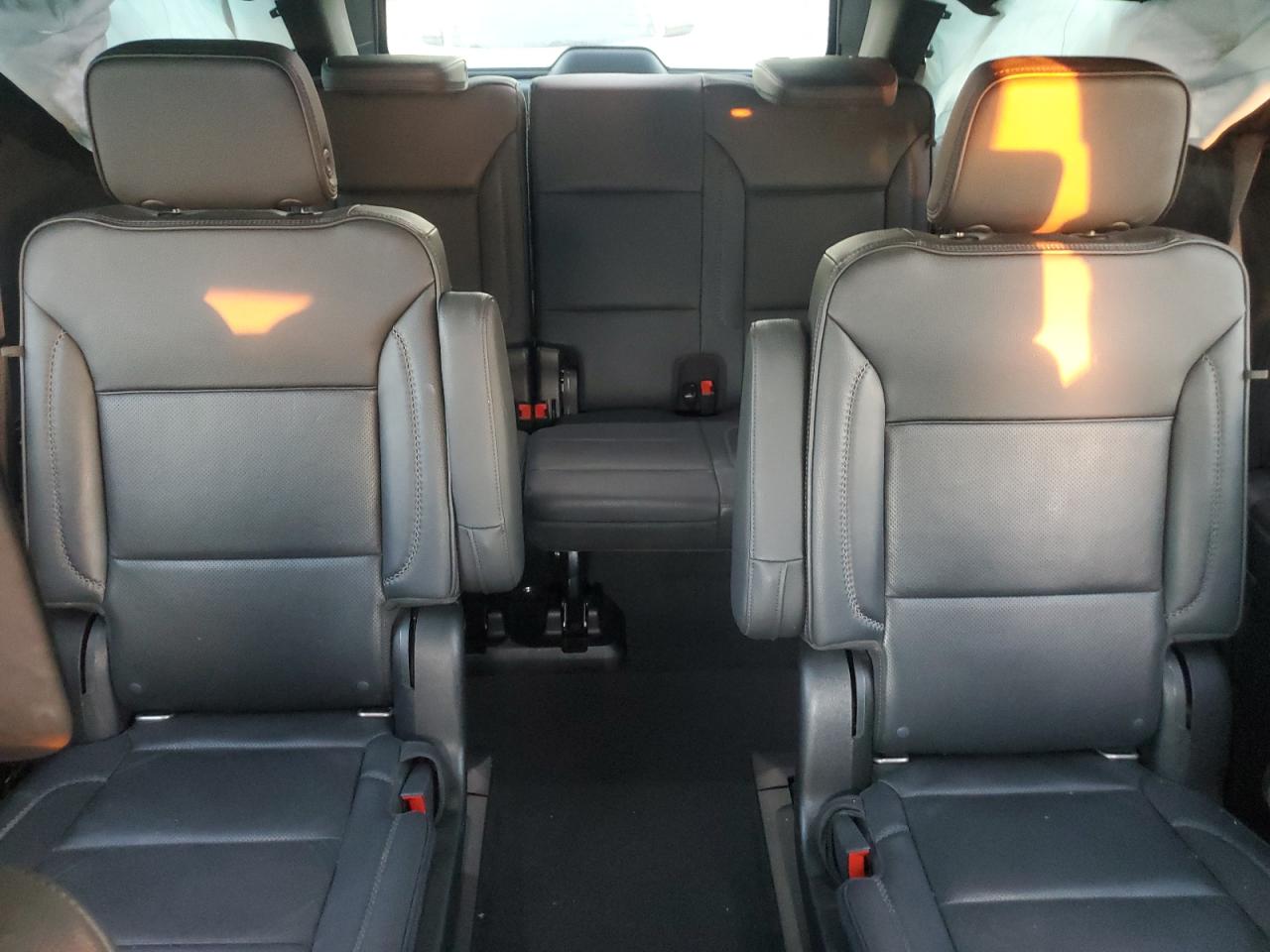 GMC Yukon Denali Image 13