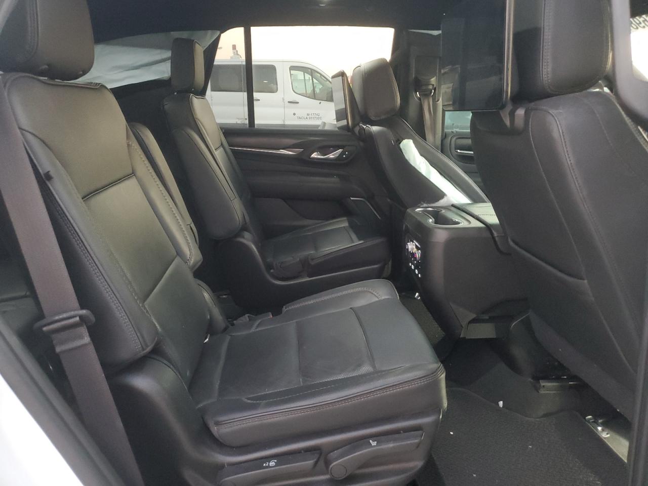 GMC Yukon Denali Image 11