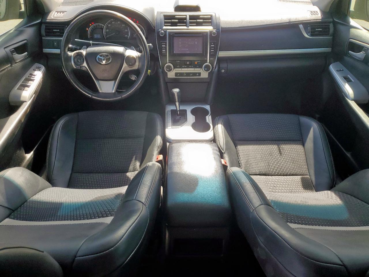 Toyota Camry Base Image 2