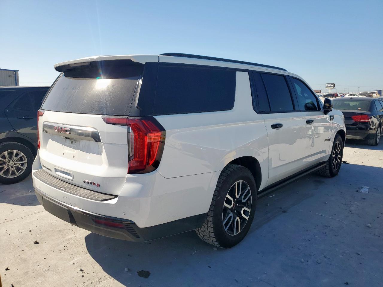 GMC Yukon K1500 At4 Image 11