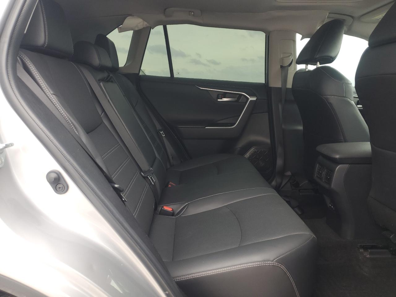 Toyota RAV4 Limited Image 11