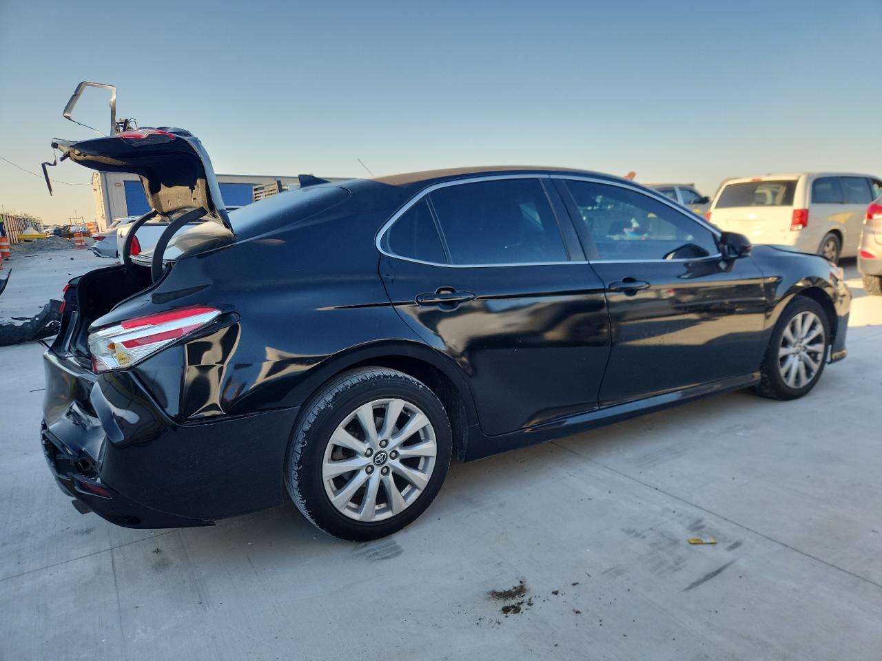 Toyota Camry Le Image 3