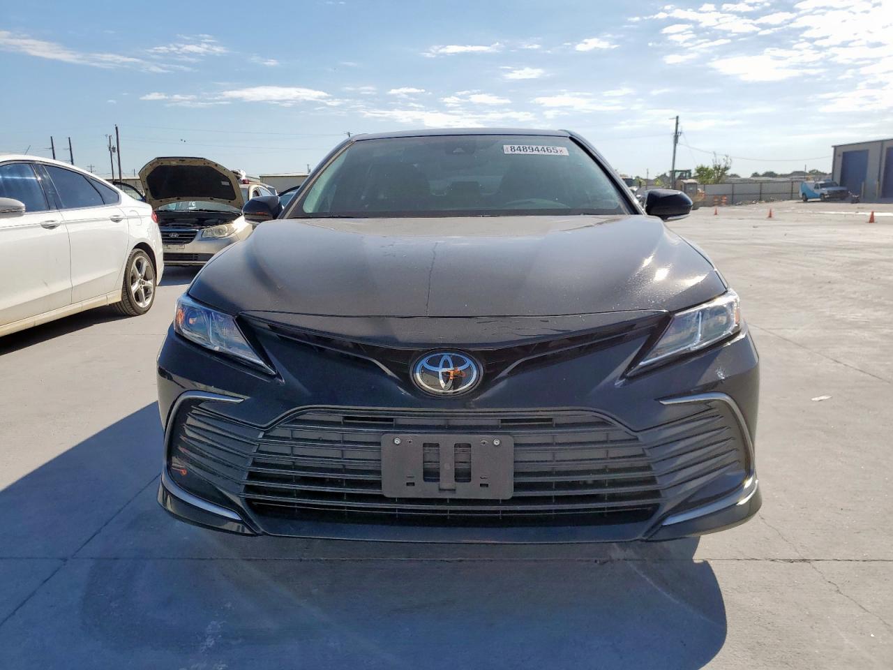 Toyota Camry Le Image 9