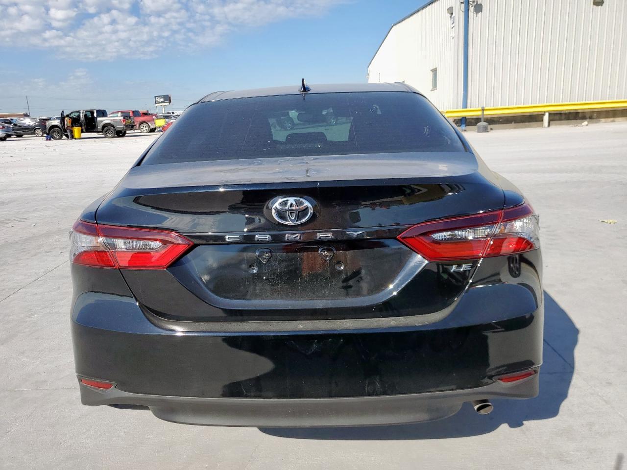 Toyota Camry Le Image 11