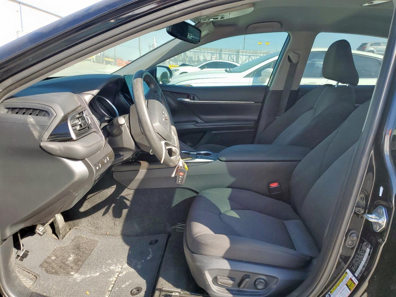 Toyota Camry Le Image 4