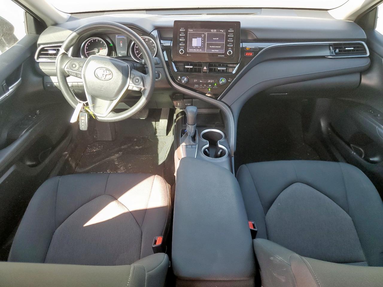 Toyota Camry Le Image 5