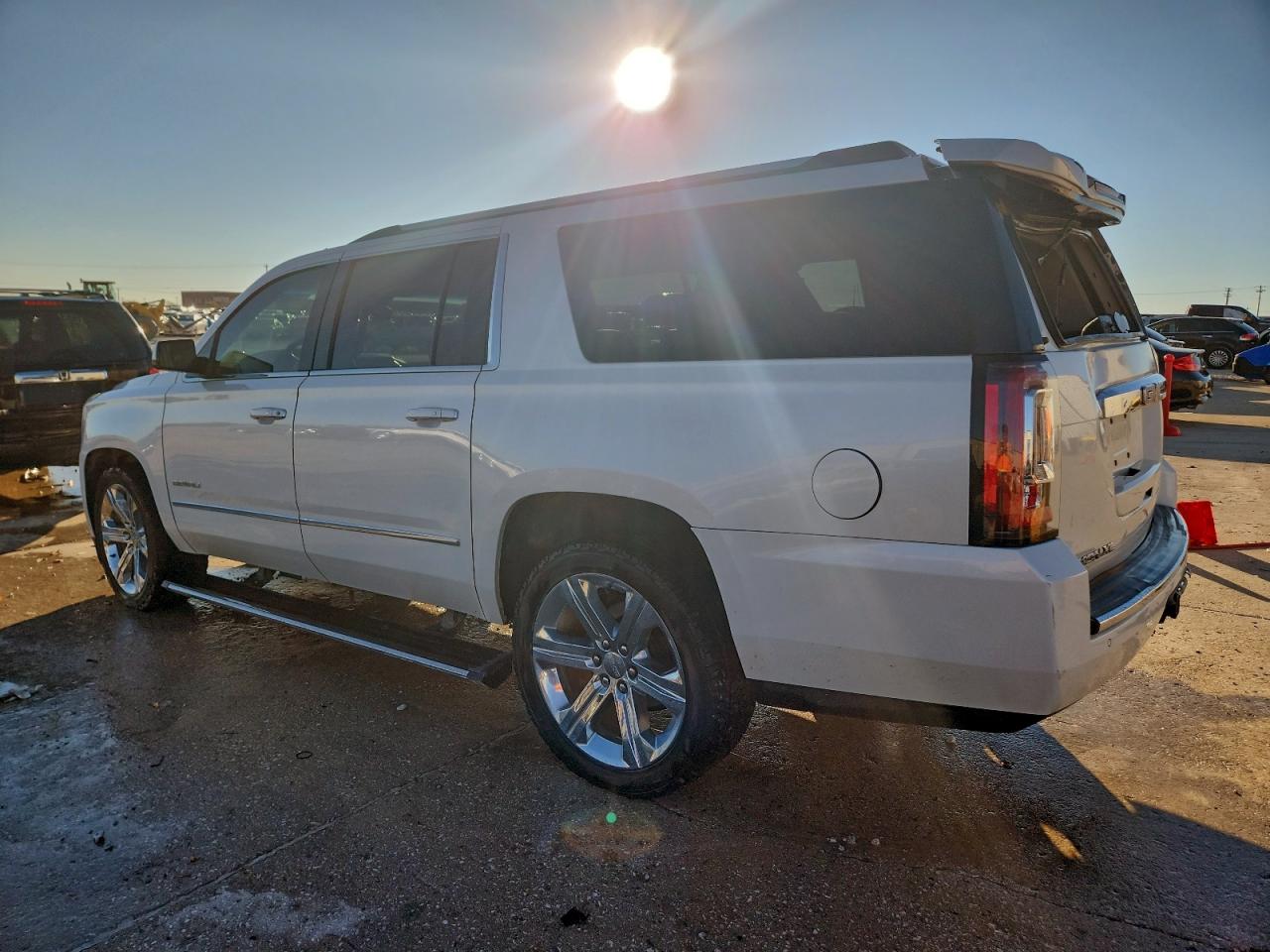 GMC Yukon Denali Image 3