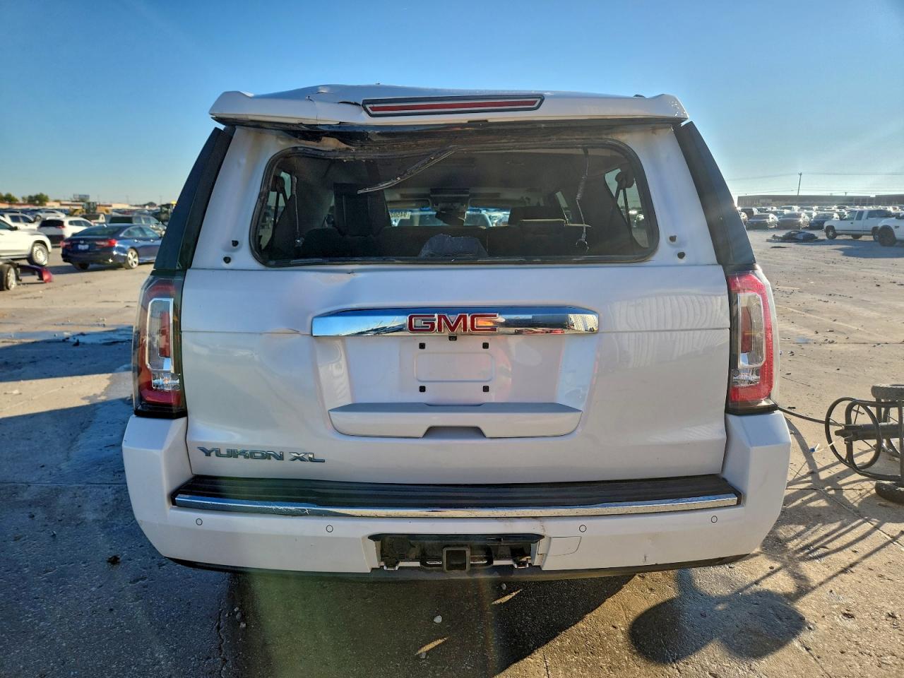 GMC Yukon Denali Image 4