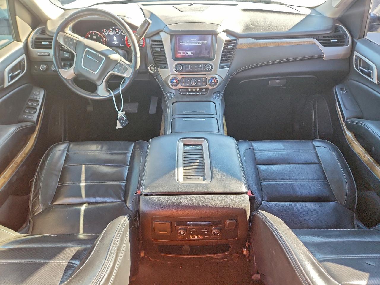 GMC Yukon Denali Image 12