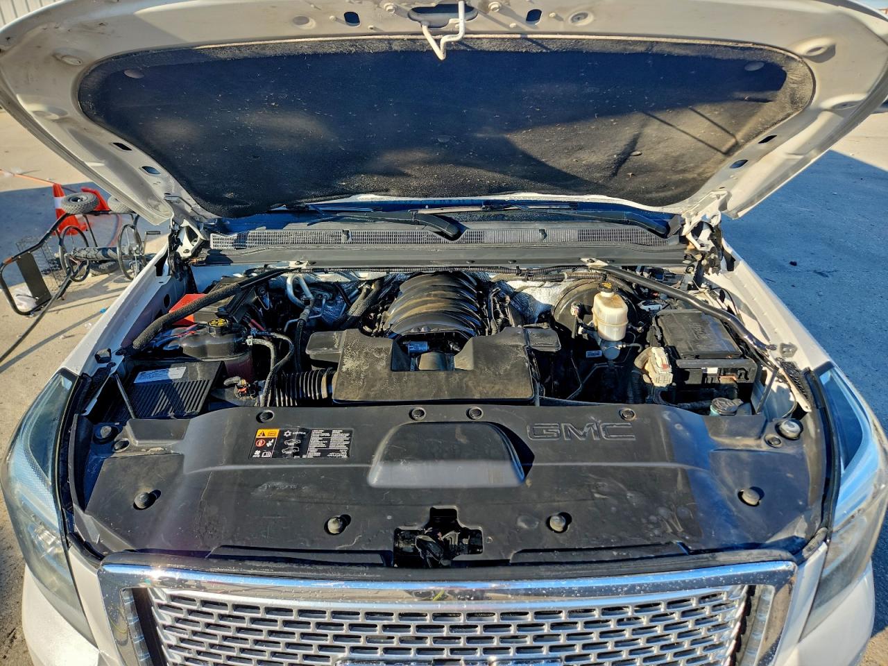 GMC Yukon Denali Image 5