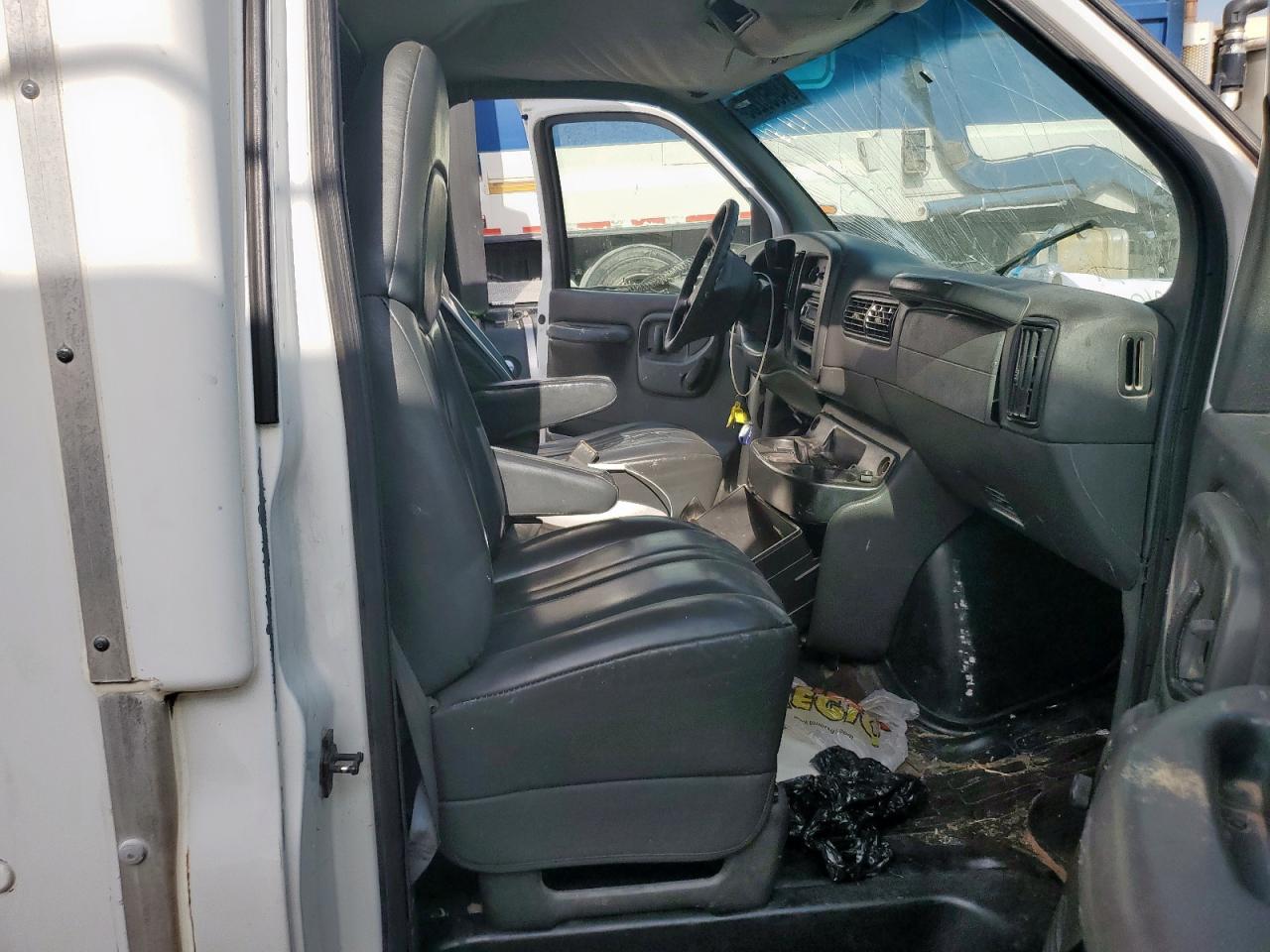 Chev Express Image 8