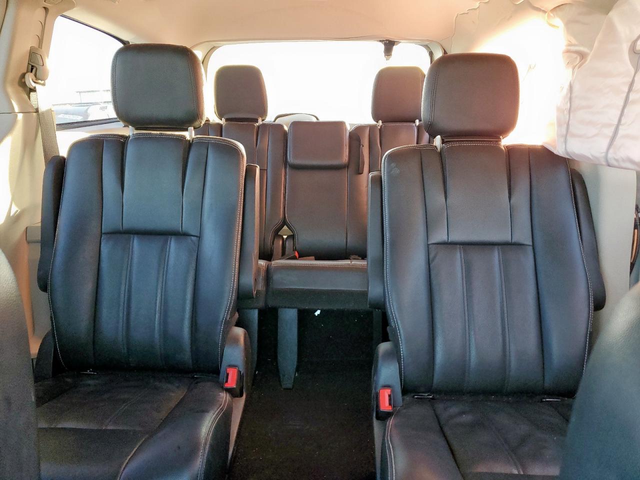 Chrysler Minivan Touring Image 8