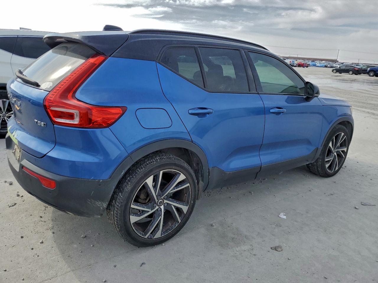 Volvo XC40 T5 Momentum Image 2