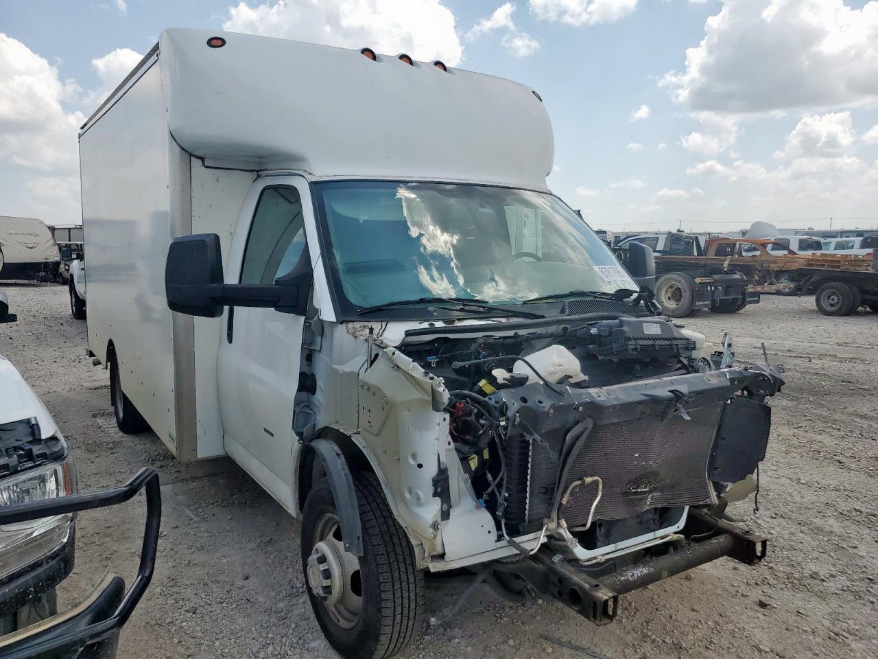 Chev Express Image 10