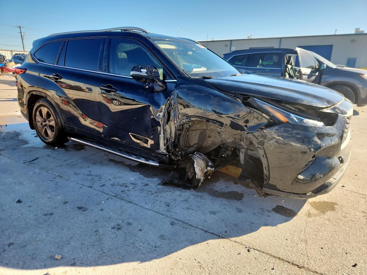 Toyota Highlander Hybrid Bronze Edition Image 2