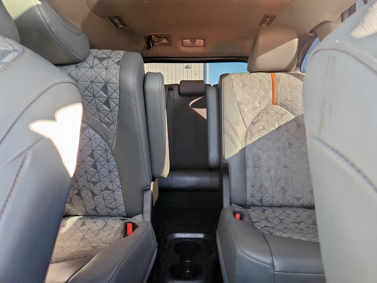 Toyota Highlander Hybrid Bronze Edition Image 10