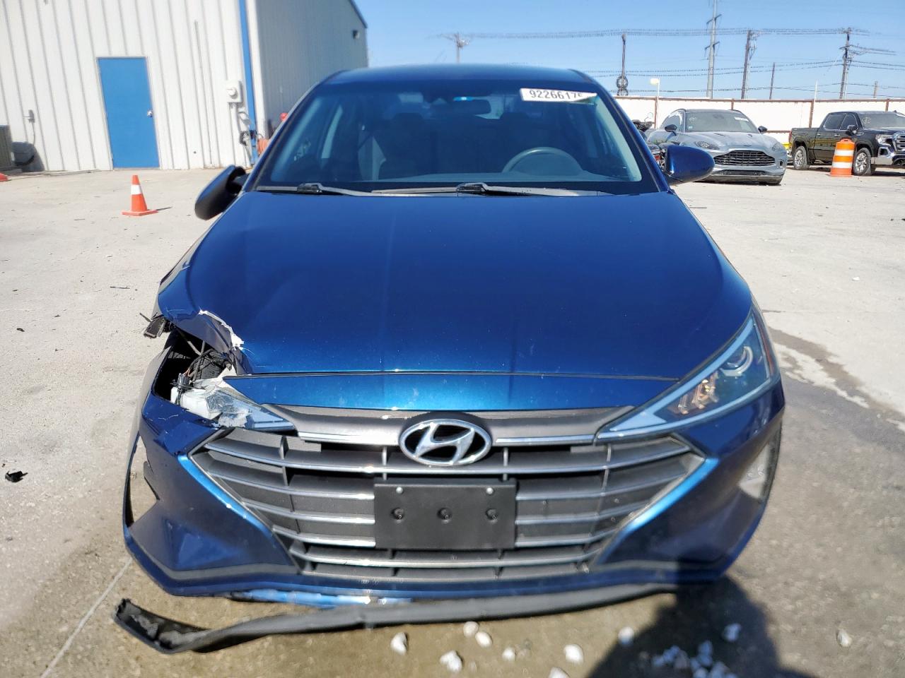 Hyundai ELANTRA Sel Image 2