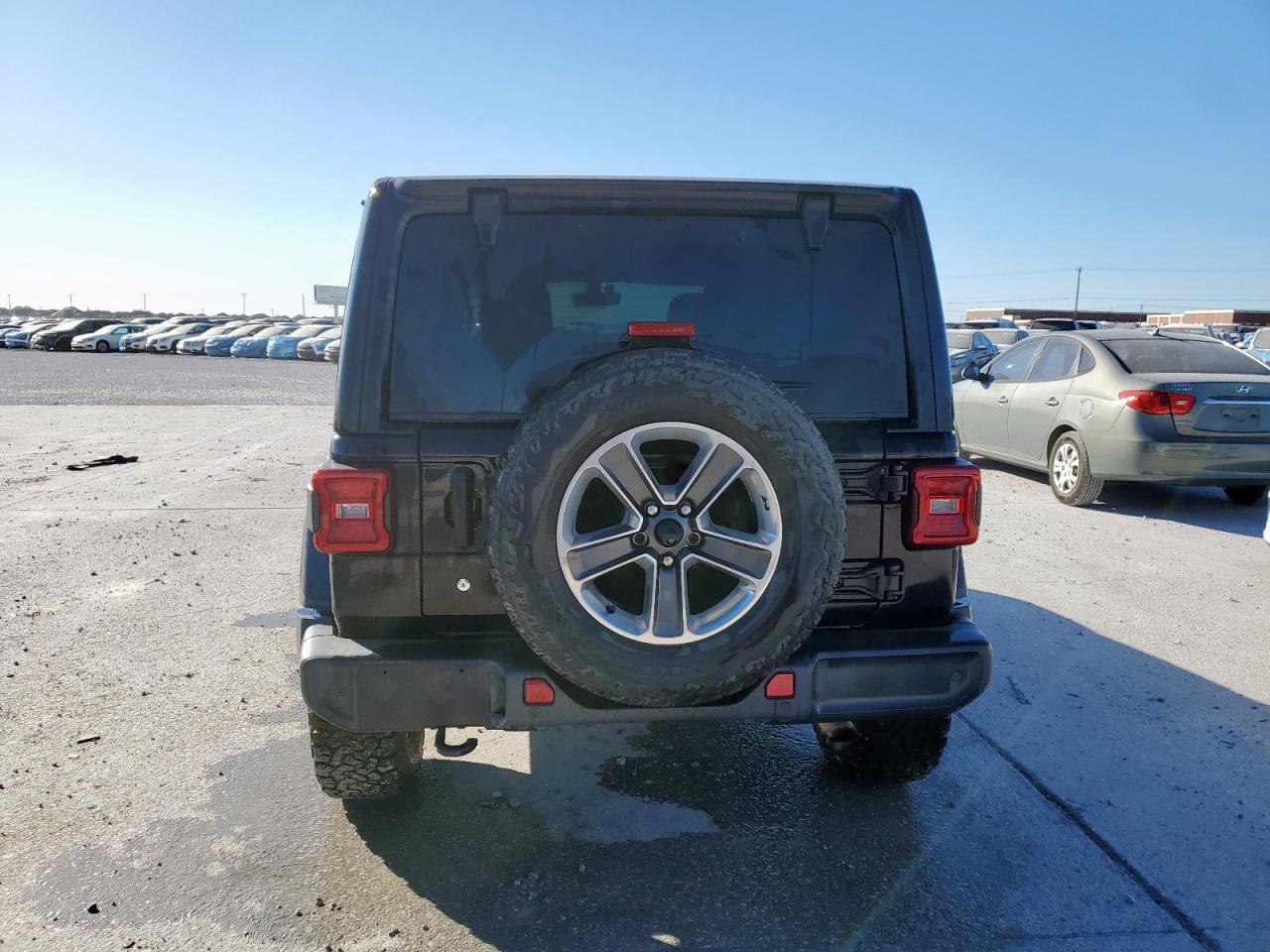 Jeep Wrangler Sahara Image 7