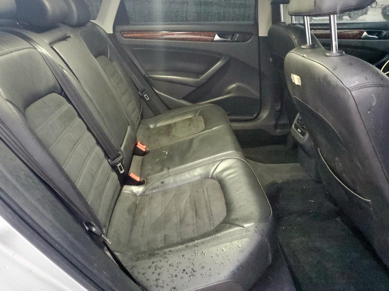 Volkswagen Passat Sel Image 9