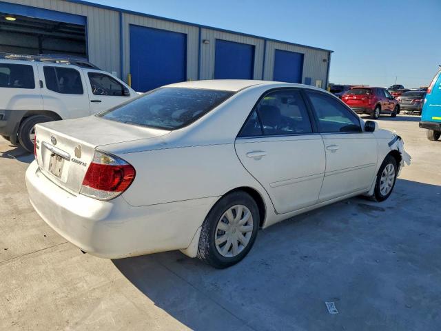 Toyota Camry Le Image 7