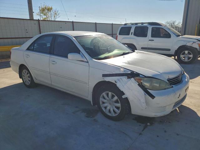 Toyota Camry Le Image 13