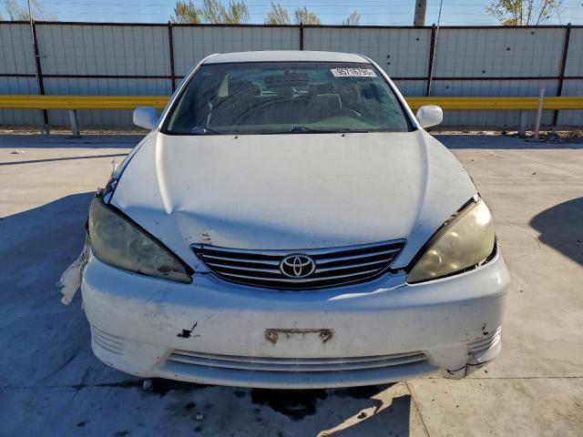 Toyota Camry Le Image 4