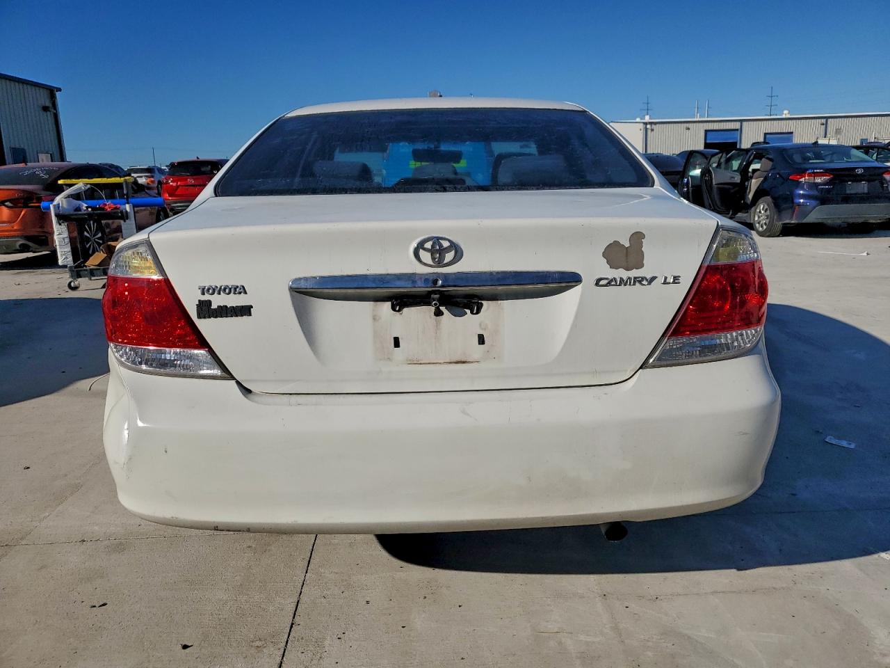Toyota Camry Le Image 3