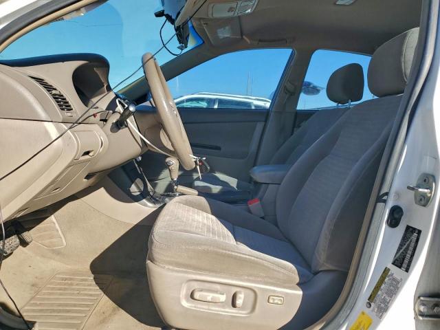 Toyota Camry Le Image 10