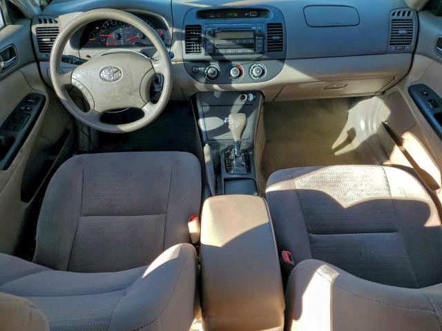 Toyota Camry Le Image 9