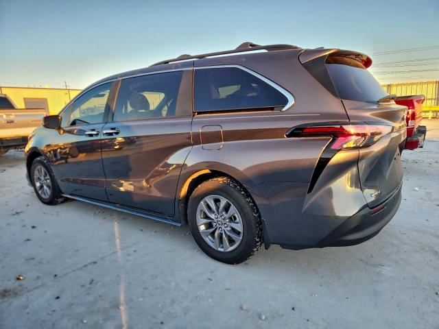 Toyota Sienna Xle Image 2