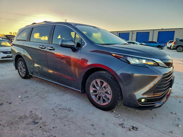 Toyota Sienna Xle Image 3