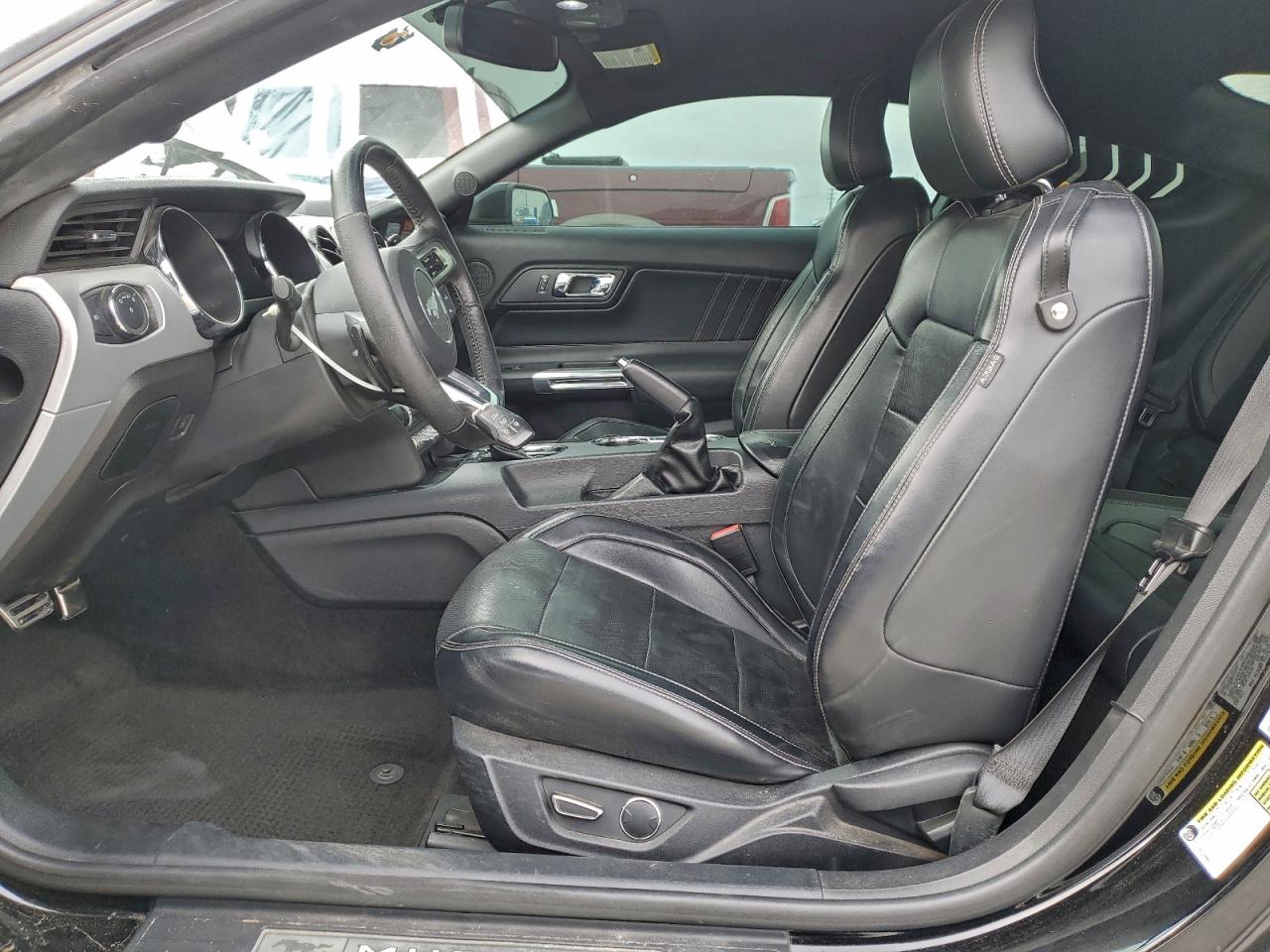 Ford Mustang Image 9