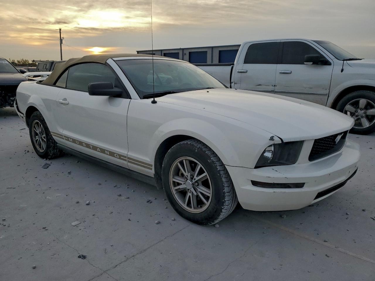 Ford Mustang Image 4