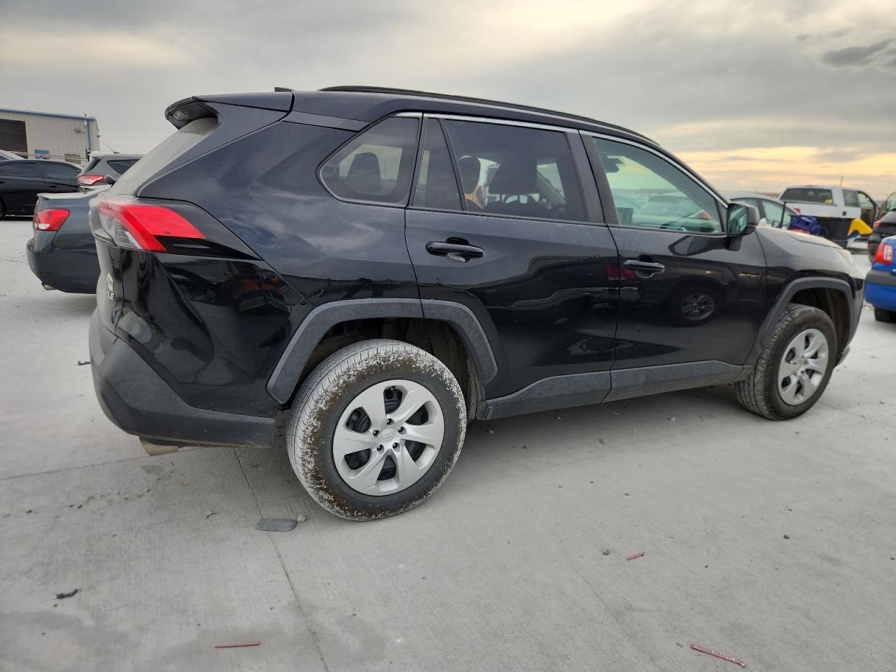 Toyota RAV4 Le Image 5