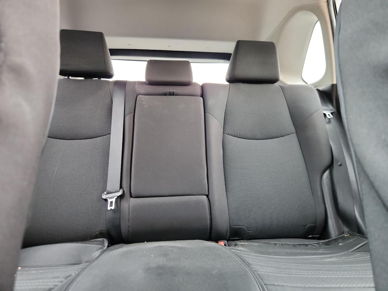 Toyota RAV4 Le Image 4