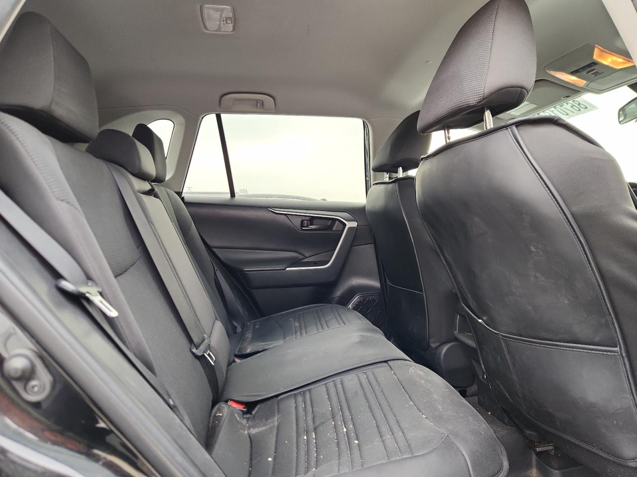 Toyota RAV4 Le Image 10