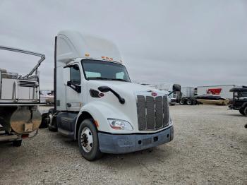  Salvage Peterbilt 579